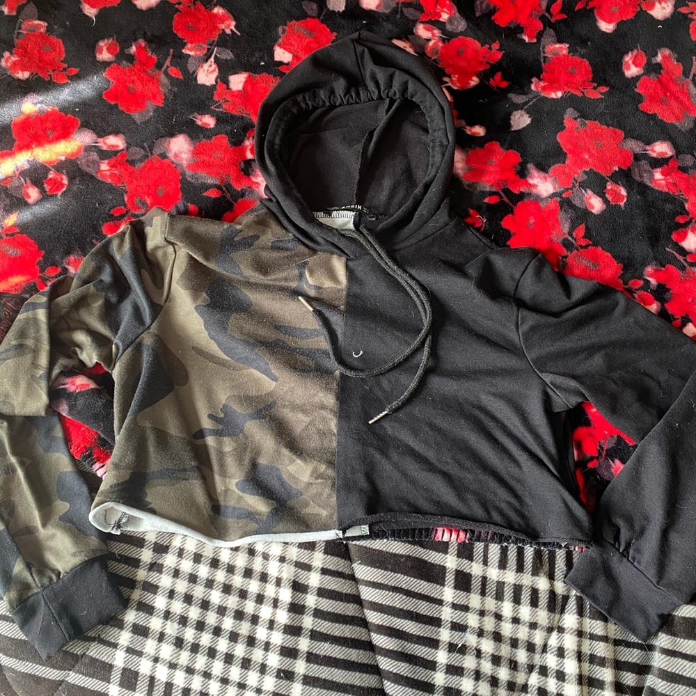 Camo crop hoodie